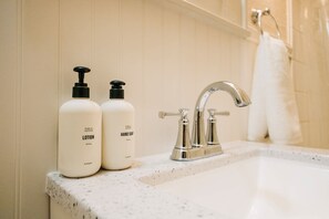 Banyera, assecador de cabells i tovalloles 