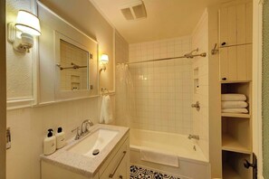 Badekar, hårtørrer, håndklæder