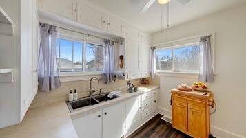 Geladeira, micro-ondas, cooktop, cafeteira/chaleira