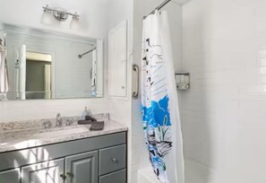 Dusche, Haartrockner, Handtücher, Seife