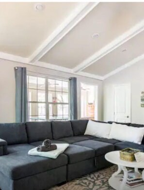 Smart TV, fireplace, table tennis, books - Secluded 5 Bed Cottage on Lake Texoma, Pet Friendly (Pottsboro)