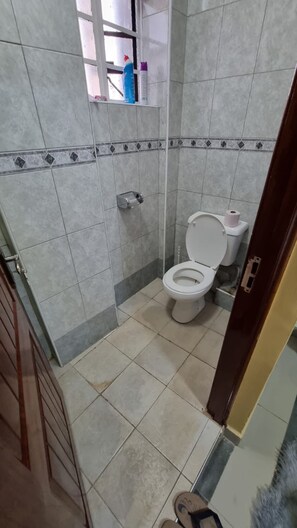 Deluxe appartement | Badkamer | Pantoffels