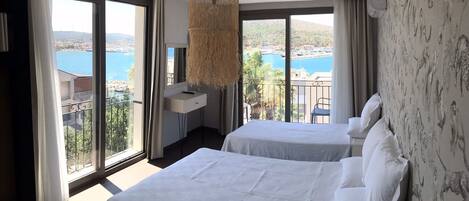 Escritorio, espacio para trabajar con laptop y cortinas blackout