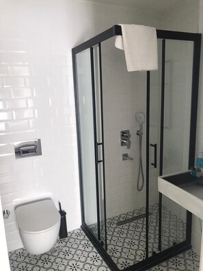 Dusche, Regendusche, Haartrockner, Hausschuhe