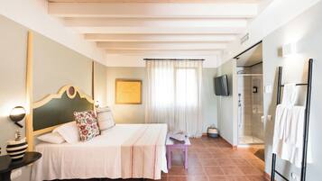 ميني بار وخزنة داخل الغرفة ومكتب وتجهيزات عازلة للصوت