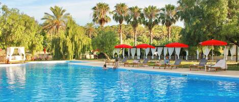 Piscina a l'aire lliure i gandules