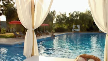 Piscina a l'aire lliure i gandules