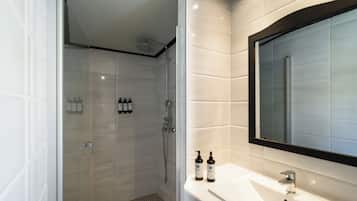Junior Suite | Bathroom | Shower, rainfall showerhead, free toiletries, hair dryer