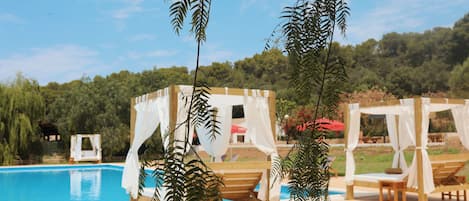 Outdoor pool, sun loungers