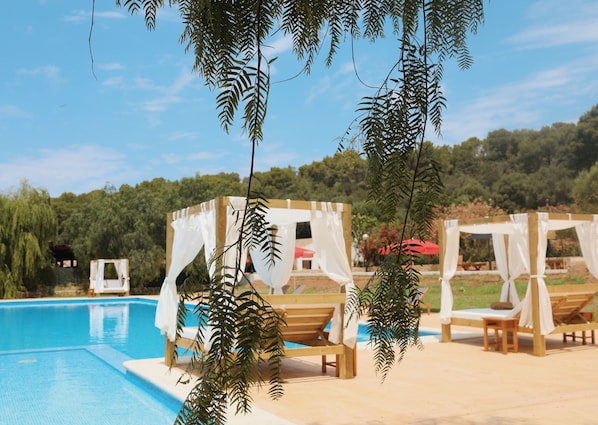 Ulkouima-allas, aurinkotuoleja