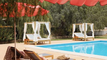 حمّام سباحة خارجي، مقاعد للتشمس