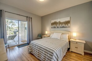 5 habitaciones, escritorio y tabla de planchar con plancha 