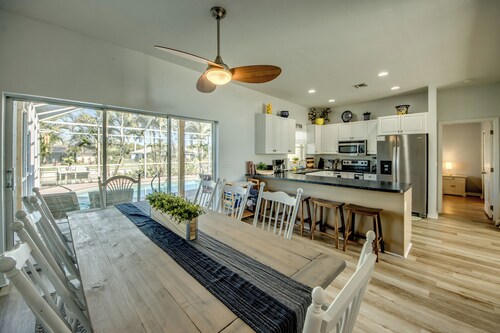 Lazy Daze - 5 Bedroom, Sofa Bed-3.5 Bath-Private House-Heated Pool-Waterfront