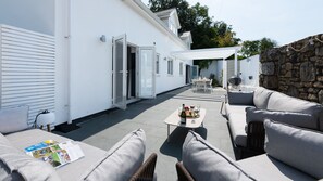 Outdoor dining - Lahaina, family home with garden and parking (Carbis Bay)