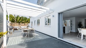 Outdoor dining - Lahaina, family home with garden and parking (Carbis Bay)