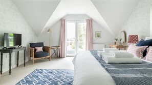 4 bedrooms, iron/ironing board, travel cot, free WiFi - Lahaina, family home with garden and parking (Carbis Bay)