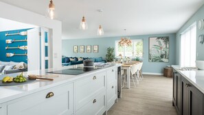 Kjøleskap, mikrobølgeovn, ovn og oppvaskmaskin