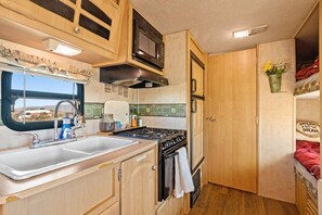 Fridge, microwave, oven, stovetop - JT Village Campground - Star Stream (Joshua Tree)
