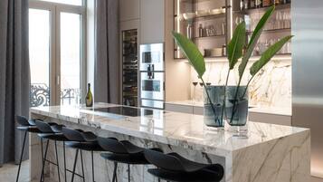 Apartamento, 2 quartos, lareira, vista para a cidade | Opções para refeição