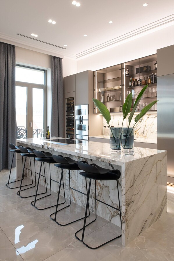 아파트, 침실 2개, 벽난로, 시내 전망 | 다이닝