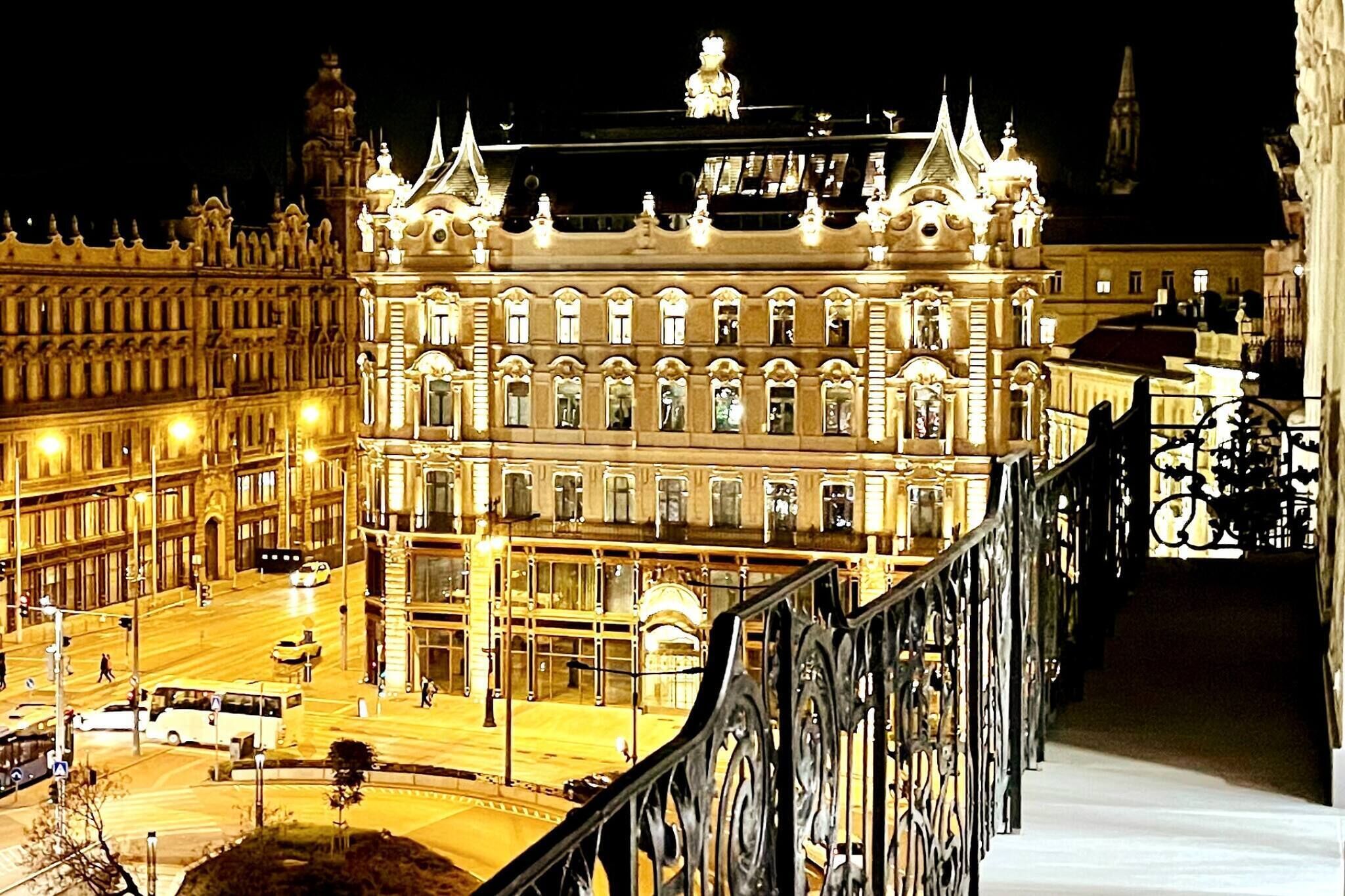 Apartment, 2 Bedrooms, Fireplace, City View | Property grounds