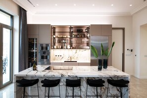 Apartment, 2 Bedrooms, Fireplace, City View | Dining