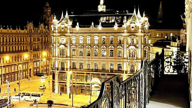A historic building with ornate architecture, a central staircase, and a surrounding street. - Luxury Penthouse In Downtown (Budapest)