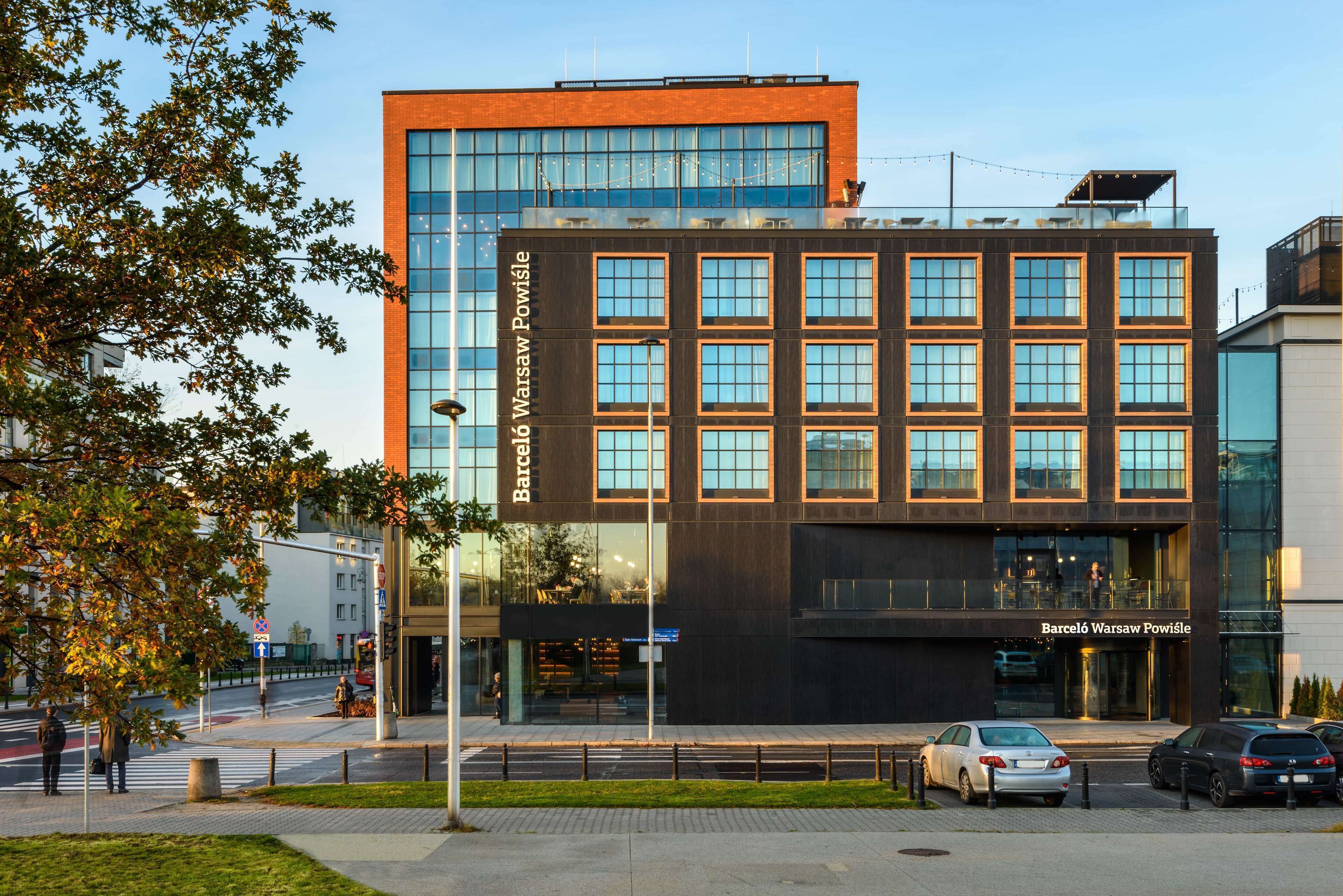 Un bâtiment moderne sur lequel on peut lire l’inscription « Barceló Warsaw Powisle ».