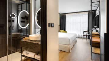 Chuveiro, chuveiro com efeito de chuva, produtos de toalete grátis