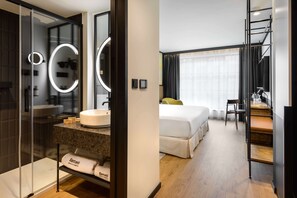 Shower, rainfall showerhead, free toiletries, hair dryer - Barceló Warsaw Powiśle (Warsaw)