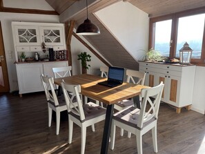 Dining - Sonniges Apartment am Alten Binauer Schloss -malerischer Ausblick auf den Neckar (Binau)