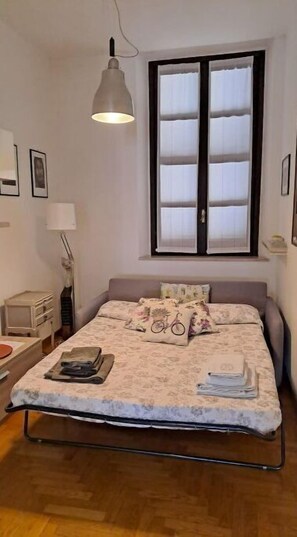1 habitación, tabla de planchar con plancha, wifi gratis y ropa de cama 