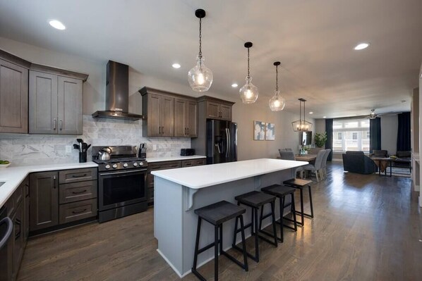 Fridge, microwave, oven, stovetop - Lake House for 10, 20 min to DT (Nashville)