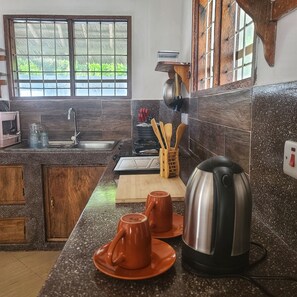 Kühlschrank, Herdplatte, Wasserkocher mit Kaffee-/Teezubehör