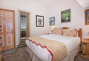 2 bedrooms, desk, iron/ironing board, WiFi