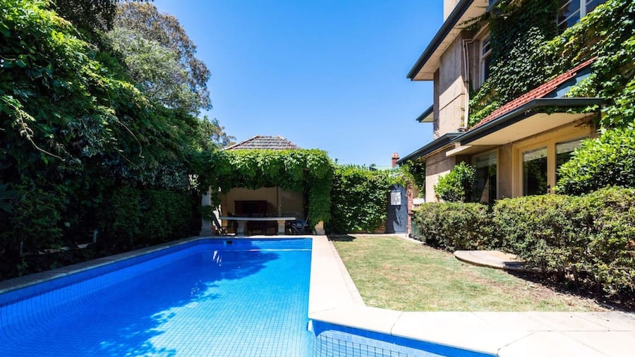 Beautiful 2 Story Manor Close to Beach and all
