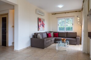 Living area - Breezybnb 3-bed Villa in Ayia Napa (Ayia Napa)