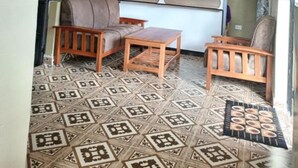 Un espace d’accueil comprenant un comptoir de réception, un canapé et deux fauteuils.