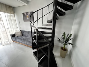 Apartamento luxo | Área de estar | Smart TV 32 polegadas com canais digitais, TV