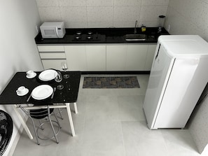 Apartamento luxo | Cozinha privada | Geladeira, micro-ondas, cooktop, liquidificador
