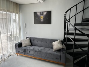 Deluxe-Apartment | Wohnbereich | 32-Zoll-Smart-TV mit Digitalempfang, Fernseher