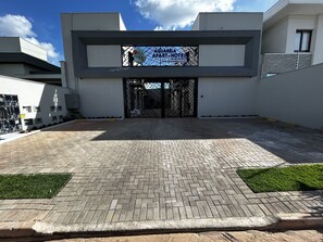 Vista frontal de la propiedad