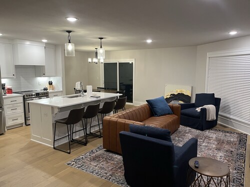 Gulley Grove Game Day - 10 minute drive to U of A/Downtown
3 beds ~ 2.5 baths