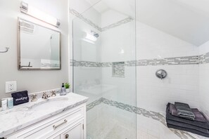 Apartment | Bathroom | Shower, towels - Tudor Style Carriage House  (Ann Arbor)