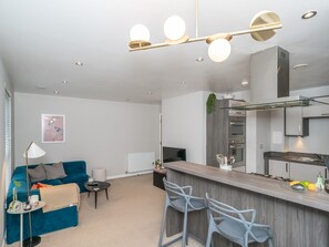 TV - Cosy Modern Flat - Pass the Keys (Edinburgh)