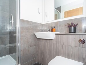 Shower, hair dryer, towels - Cosy Modern Flat - Pass the Keys (Edinburgh)