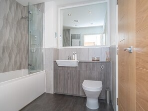 Shower, hair dryer, towels - Cosy Modern Flat - Pass the Keys (Edinburgh)