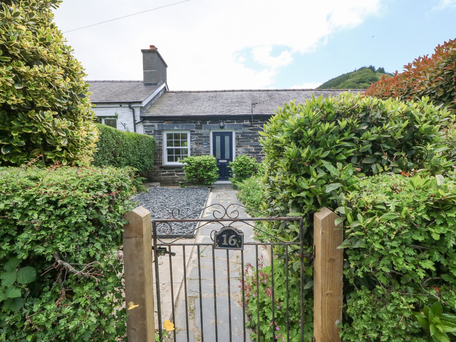 MILO'S COTTAGE, pet friendly, character holiday cottage in Tywyn