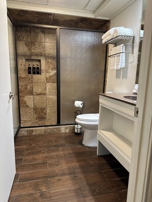 Deluxe Suite | Bathroom | Hair dryer, towels - The Alcalde Hotel (Gonzales)