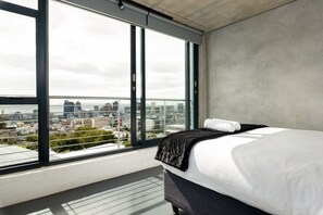 2 makuuhuonetta, tallelokero huoneessa, silitysrauta/-lauta, internet